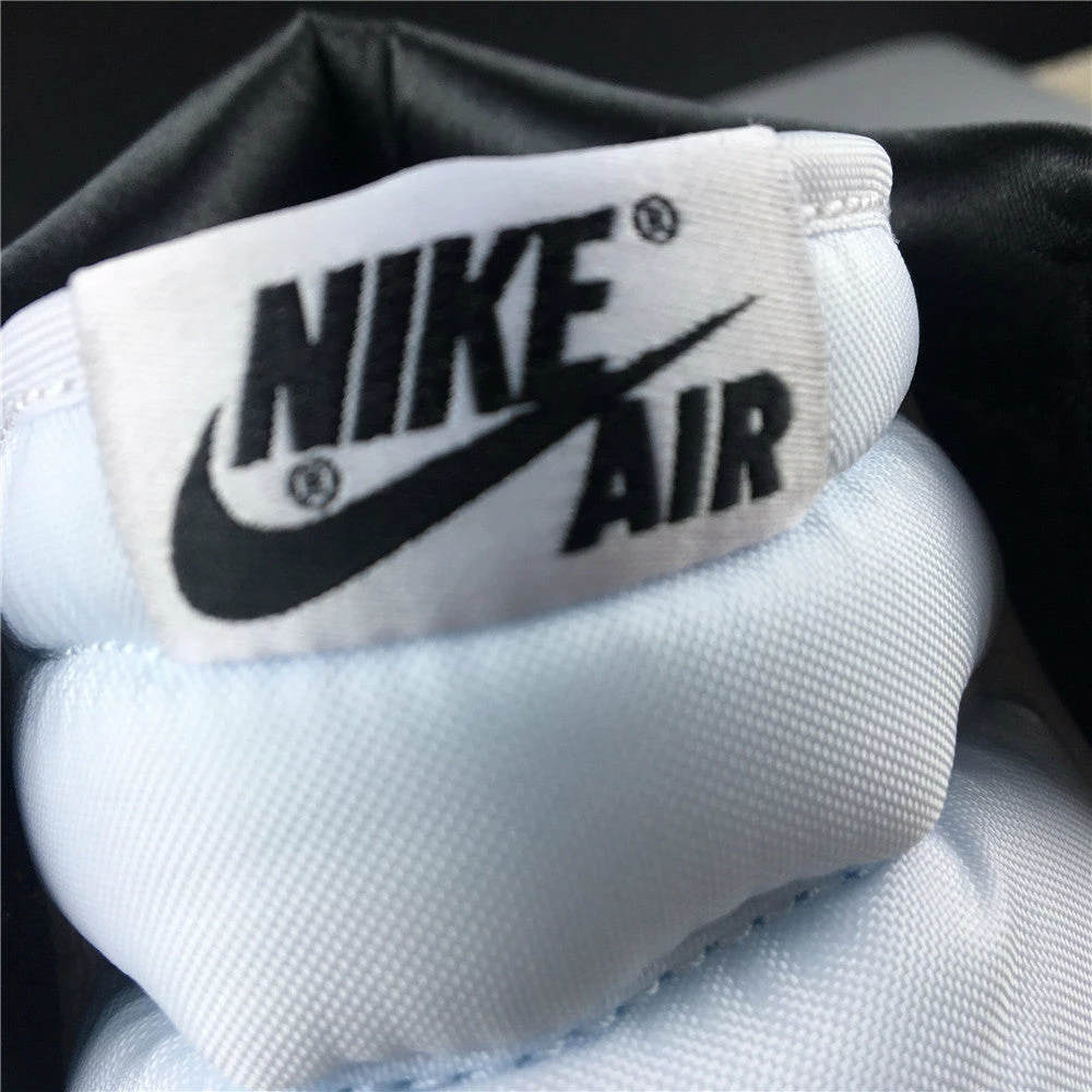 Air Jordan 1 Retro High WMNS ‘Satin Black Toe’