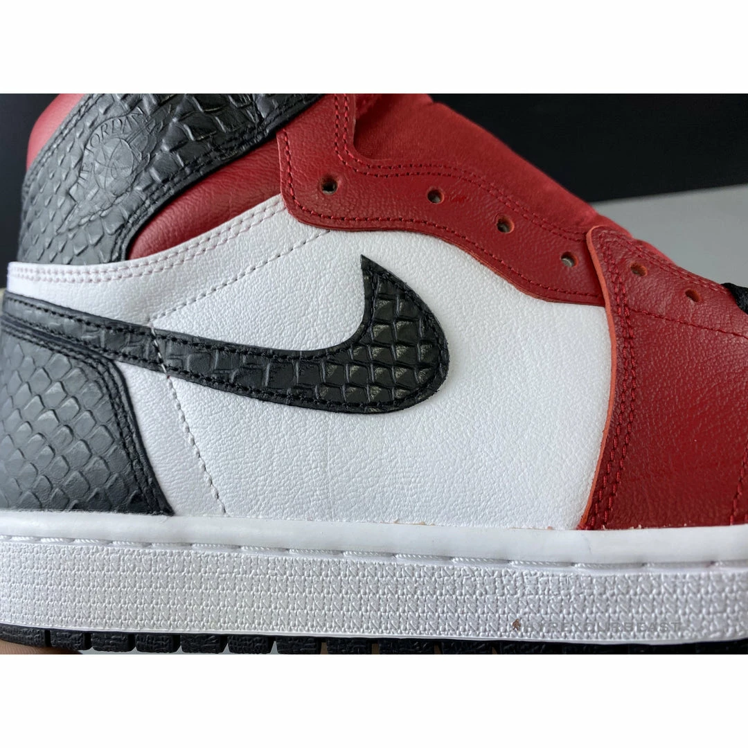Air Jordan 1 Retro High Snake Chicago Satin