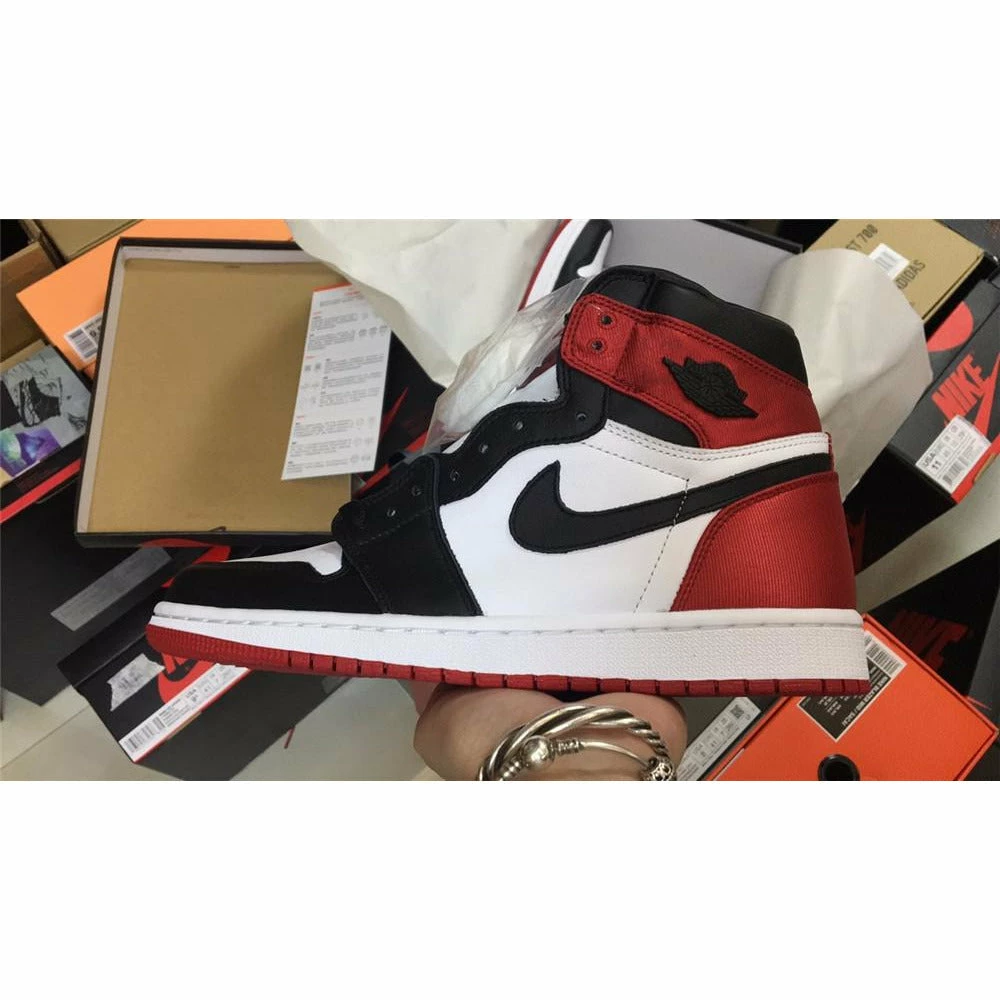 Air Jordan 1 Retro High WMNS ‘Satin Black Toe’