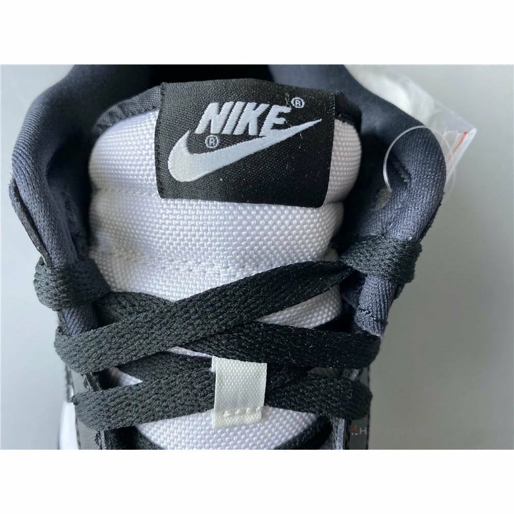 Nike SB Dunk Low ‘Black / White’
