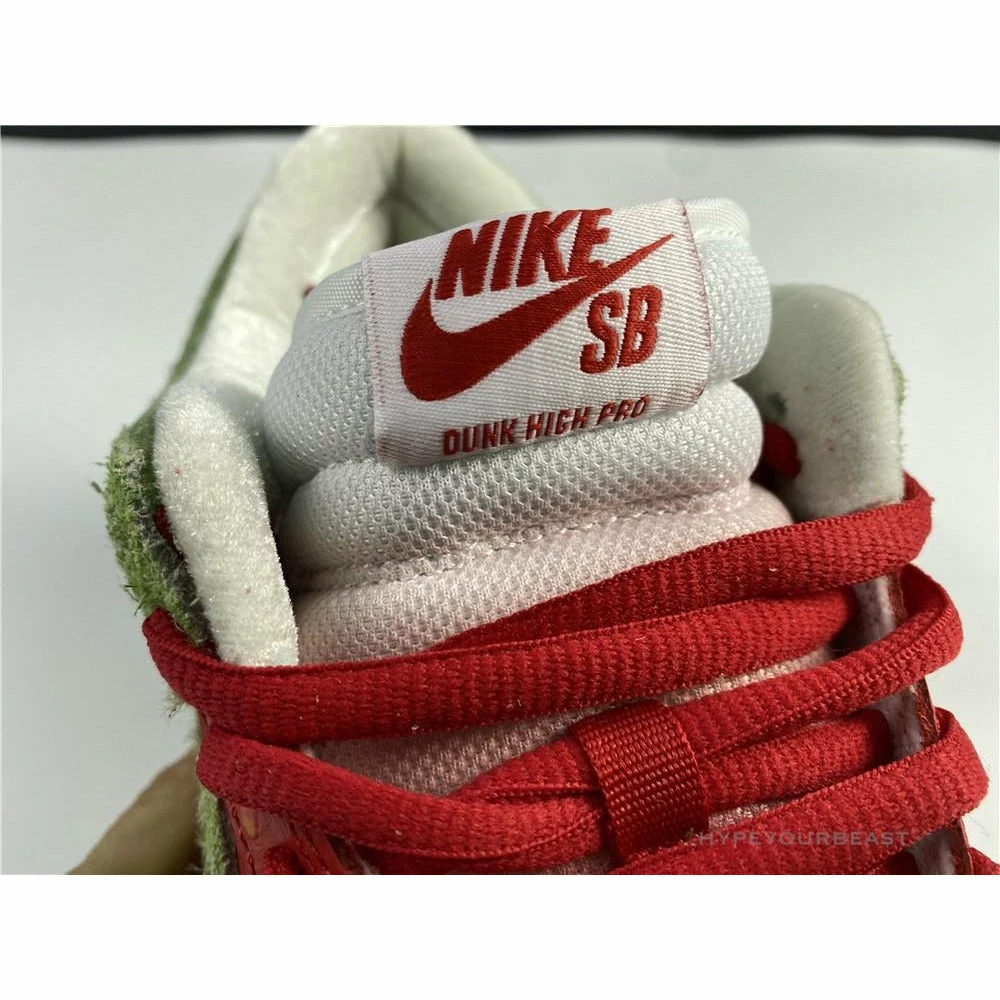 Nike SB Dunk Low ‘Strawberry Cough’