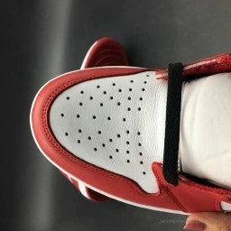 HypeYourBeast Air Jordan 1 Retro High OG ‘Chicago’